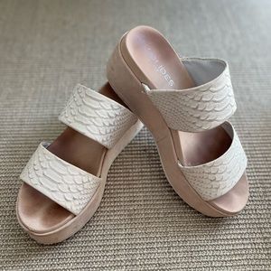 j/slides Women's Quincy Off-White Embossed 7 M US